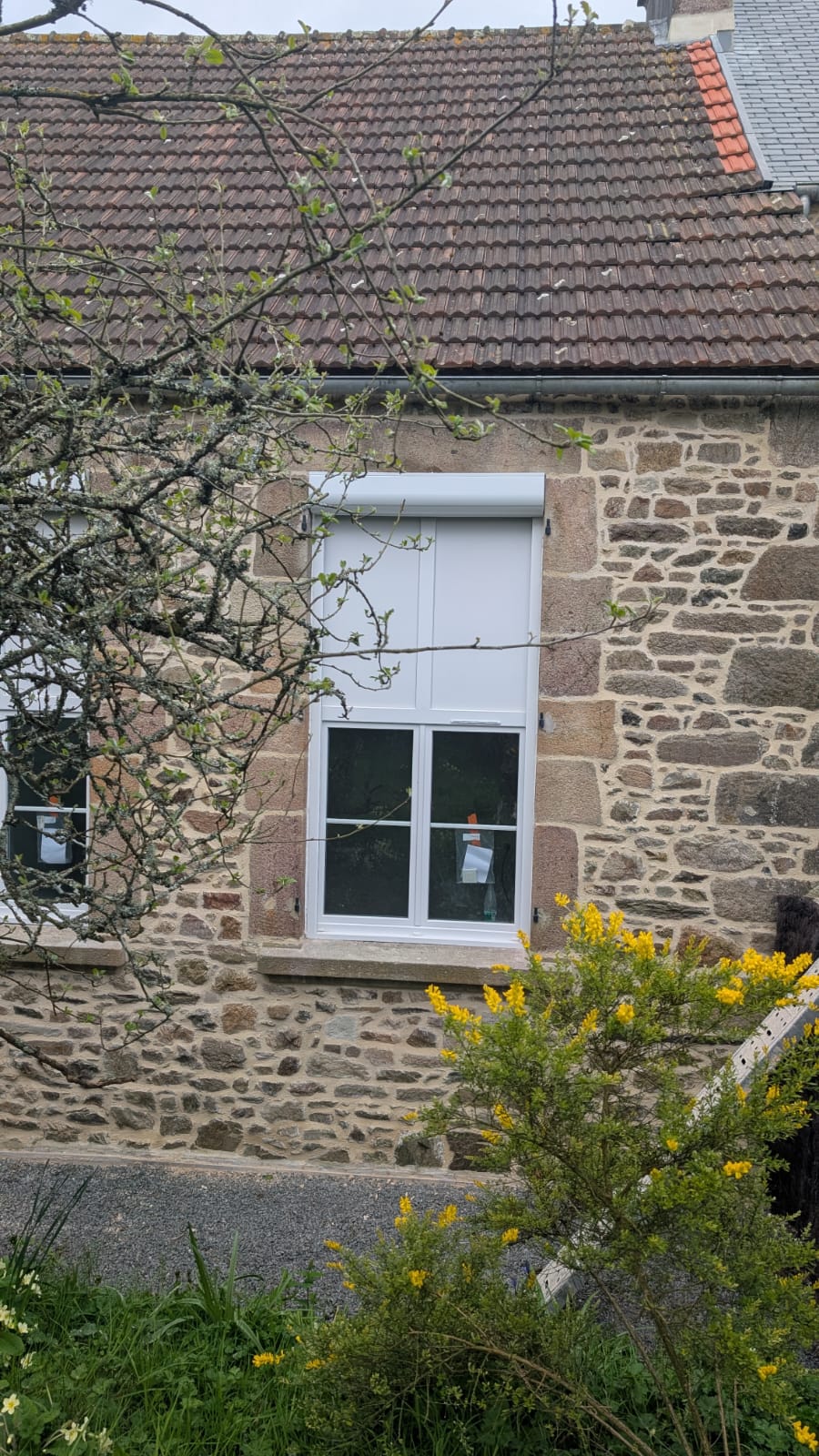 Détail menuiserie sur mur en pierre rénové